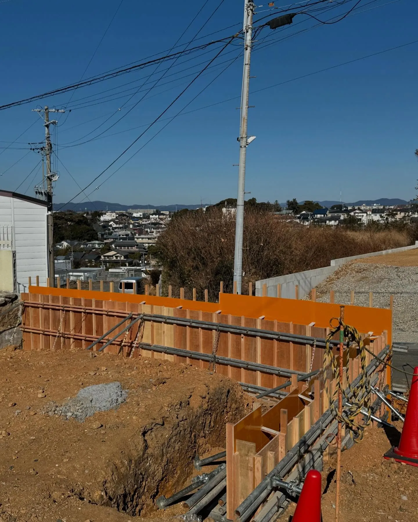 リフォームの現場では今日もベテラン職人さんが大判タイルの施工...